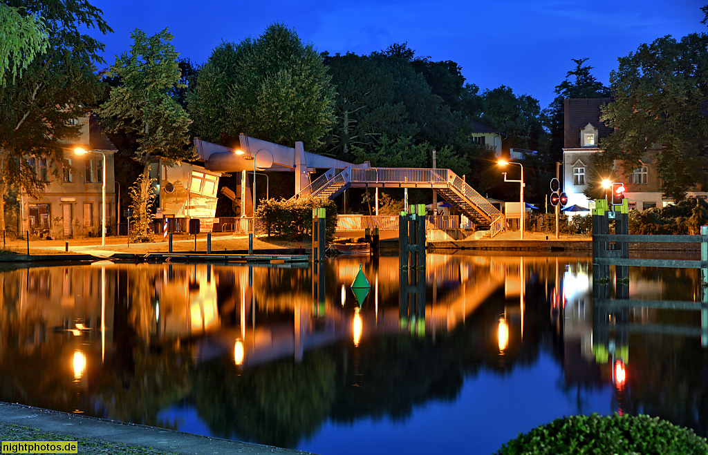 Woltersdorf im Land Brandenburg. Woltersdorfer Schleuse erbaut 1880-1881. Saniert 1998. Steuerstand und Hebevorrichtung und Fussgängerbrücke. Blick vom Kalksee