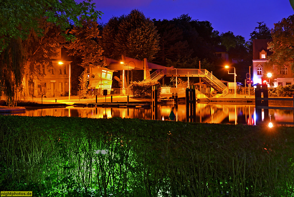 Woltersdorf im Land Brandenburg. Woltersdorfer Schleuse erbaut 1880-1881. Saniert 1998. Steuerstand und Hebevorrichtung und Fussgängerbrücke. Blick vom Kalksee