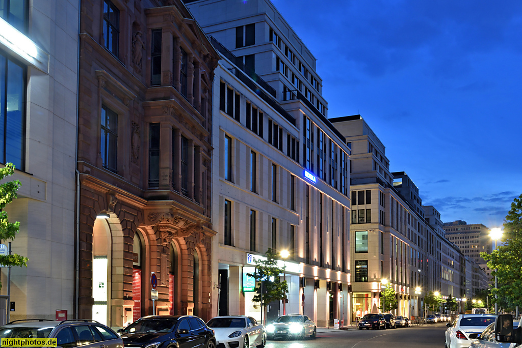 Berlin Mitte Mall of Berlin zwischen Leipziger Platz und Vossstrasse. Mall erbaut 2012-2014. Darin links Vosspalais erbaut 1884-1886 von Wilhelm Böckmann. Sanierung und Umbau 2014