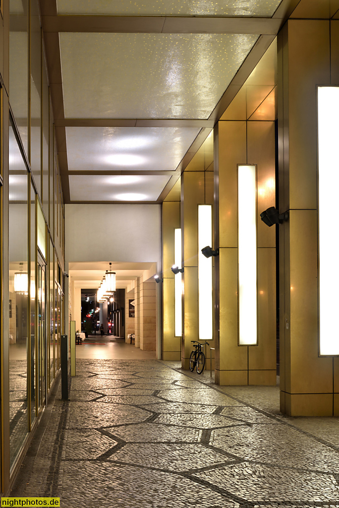 Berlin Mitte Arkaden im Büro- und Geschäftshaus Leipziger Strasse 126 erbaut 2008 von Grüntuch und Ernst