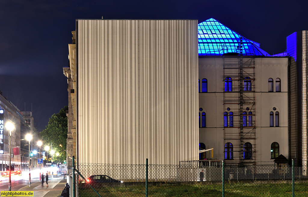 Berlin Mitte Museum für Kommunikation. Erbaut 1871-1874 von Carl Schwatlo als Kaiserliches Generalpostamt. Lichthof mit Glaskuppel. Fassade mit Balkencode