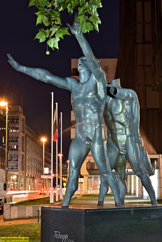 Berlin Mitte Kunstwerk 'Mauern durchbrechen' von Professor Georgi Tchapkanov 2006 vor der Bulgarischen Botschaft an der Leipziger Strasse