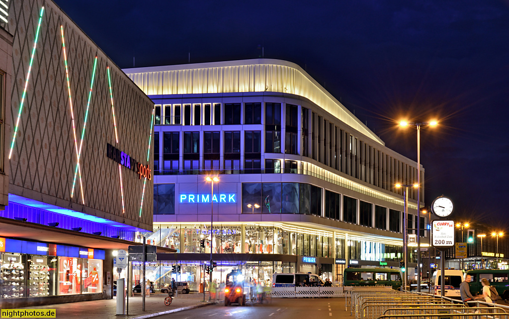 Berlin Charlottenburg Joachimsthaler Strasse mit ehemaligem Bilka-Haus erbaut 1955-1956 von Hanns Dustmann und Einkaufszentrum Zoom erbaut 2014-2018 von Hascher Jehle