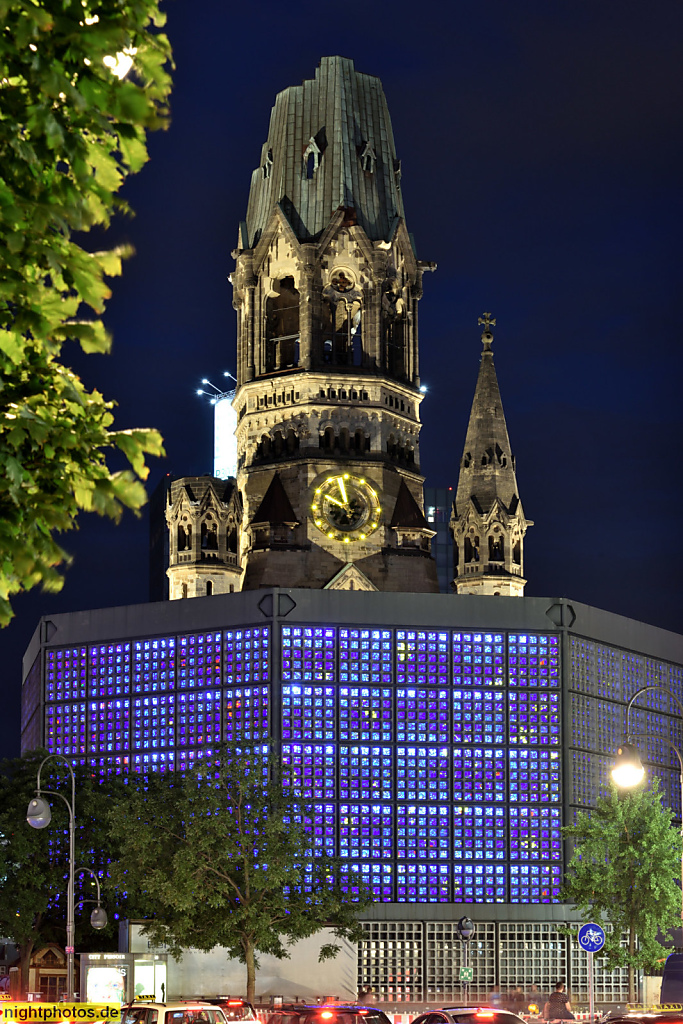 Berlin Charlottenburg Ruine der Evangelischen Kaiser-Wilhelm-Gedächtniskirche erbaut 1891-1895 von Franz Schwechten. Davor Kapelle erbaut 1959-1963 von Egon Eiermann