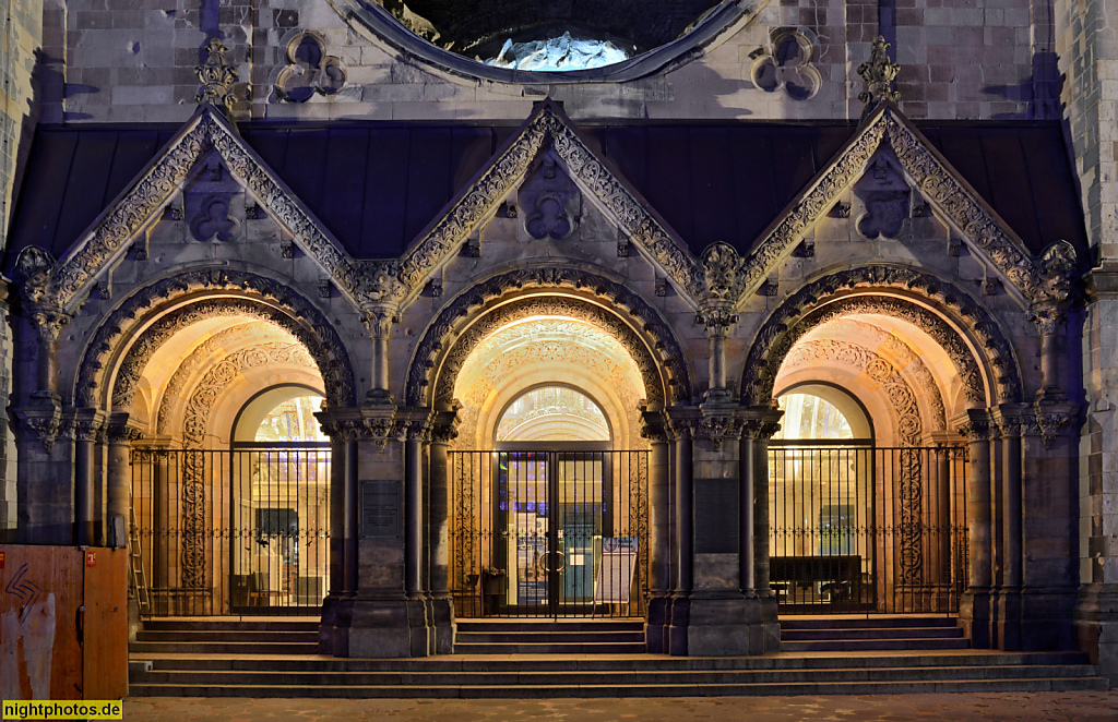 Berlin Charlottenburg Ruine der Evangelischen Kaiser-Wilhelm-Gedächtniskirche erbaut 1891-1895 von Franz Schwechten. Portalbereich