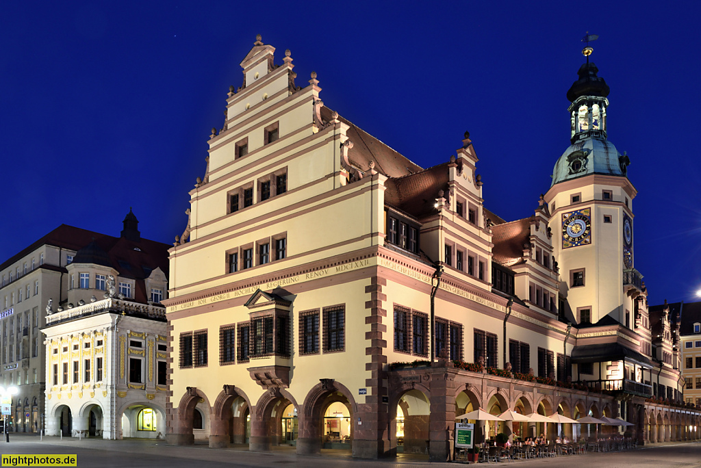 Leipzig Sachsen Altes Rathaus Renaissancebau erbaut 1556 von Baumeistern Paul Speck und Paul Widemann für Bürgermeister und Grosskaufmann Hieronymus Lotter. Stufengiebel mit Voluten Nordseite. Dahinter Alte Handelsbörse erbaut 1678-1687 im Barock von Joha