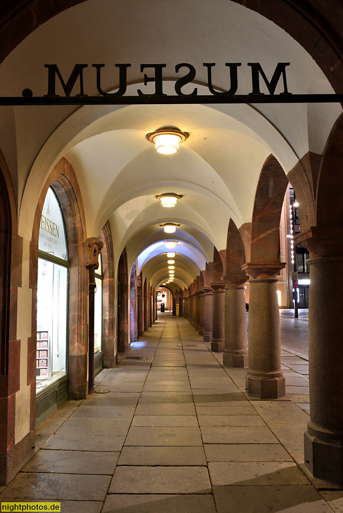 Leipzig Sachsen Altes Rathaus Renaissancebau erbaut 1556 von Baumeistern Paul Speck und Paul Widemann für Bürgermeister und Grosskaufmann Hieronymus Lotter. Arkaden Westseite