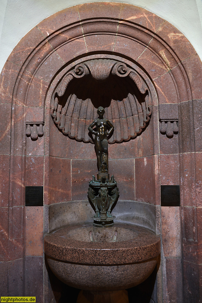 Leipzig Sachsen Altes Rathaus Renaissancebau erbaut 1556 von Baumeistern Paul Speck und Paul Widemann für Bürgermeister und Grosskaufmann Hieronymus Lotter. Brunnennische mit Wandbrunnen