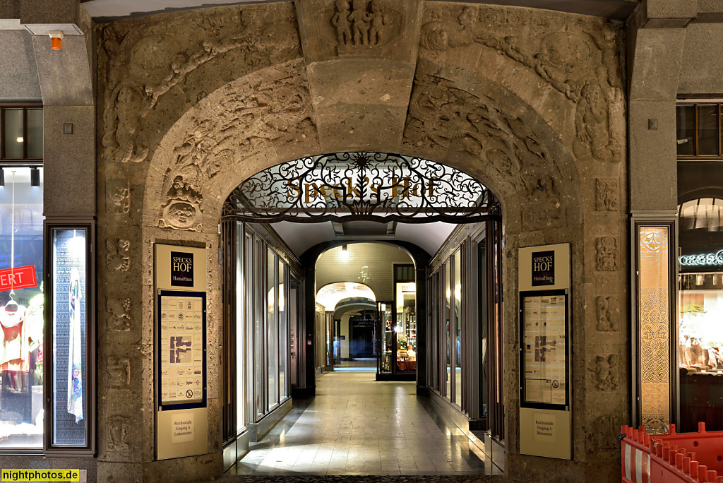 Leipzig Geschäftshaus Speck's Hof erbaut 1908-1909 von Franz Hänsel als Messepalast in der Reichsstrasse 4-6. Fassade aus Trachytuff