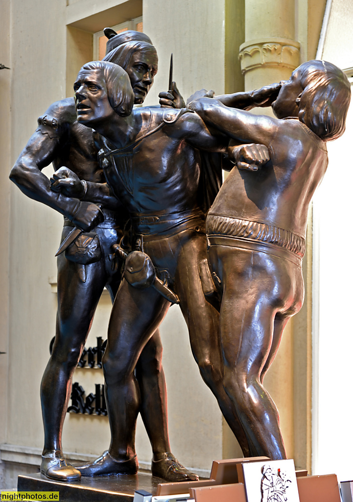 Leipzig Mädlerpassage erbaut 1912-1914 von Theodor Kösser als Passagenmessehaus. Bronzeplastik 'verzauberte Studenten' von Künstler Mathieu Molitor 1913