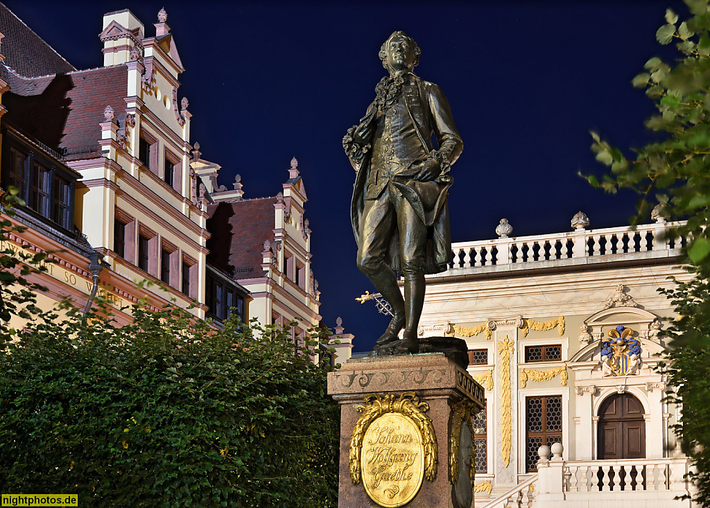 Leipzig Goethe-Denkmal mit Rokokokostüm auf dem Naschmarkt von Bildhauer Carl Seffner errichtet 1903. Dahinter Altes Rathaus und Alte Handelsbörse