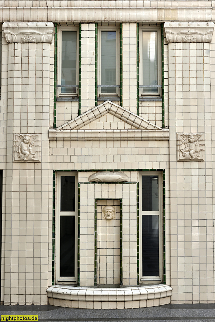 Leipzig Hansahaus Passage Jägerhof als Messehaus erbaut 1904-1906 von Polster und Höhn. Wandbrunnen mit Becken