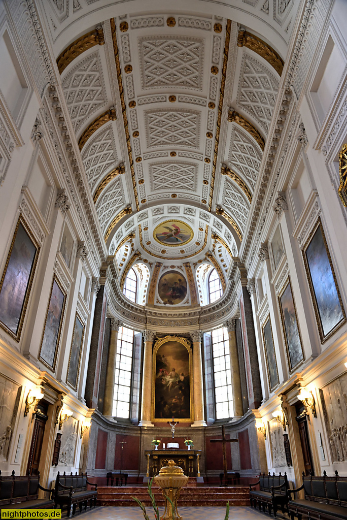 Leipzig Nikolaikirche. Erstbau 1170 romanisch. Umbau zur spätgotischen Hallenkirche im 15. und 16. Jhdt. Heutiger Innenraum von Stadtbaumeister Johann Friedrich Carl Dauthe 1784-1797. Chor und Altarraum