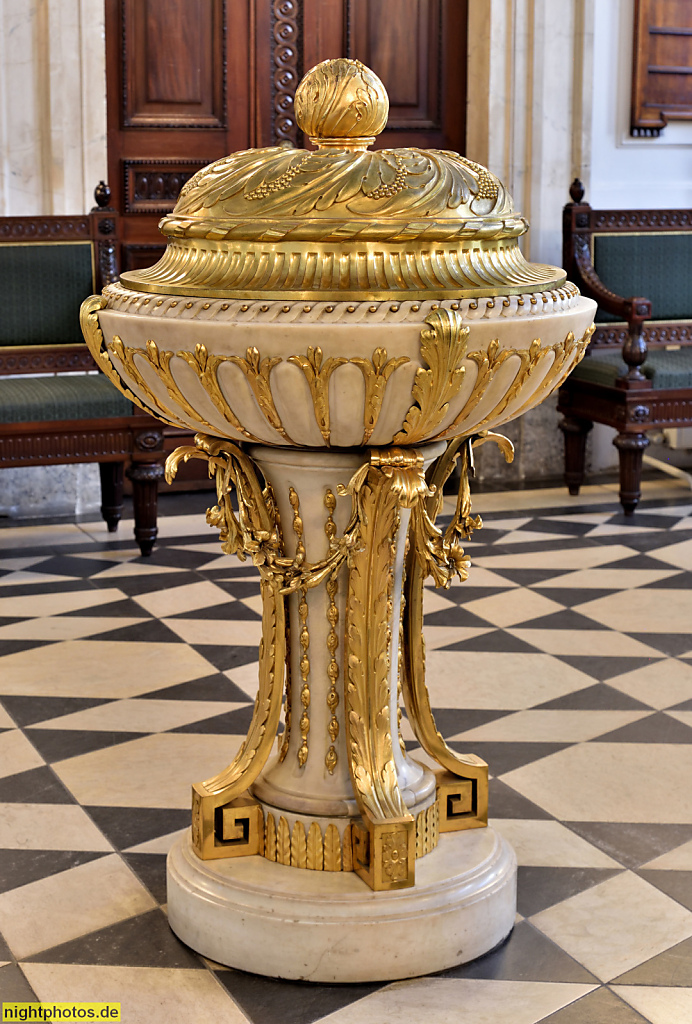 Leipzig Nikolaikirche. Erstbau 1170 romanisch. Umbau zur spätgotischen Hallenkirche im 15. und 16. Jhdt. Heutiger Innenraum von Stadtbaumeister Johann Friedrich Carl Dauthe 1784-1797. Taufbecken von Samuel Schlegel 1792-1793 aus Marmor mit vergoldetem Mes