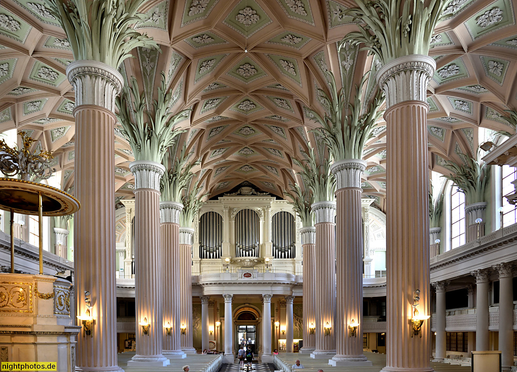 Leipzig Nikolaikirche. Erstbau 1170 romanisch. Umbau zur spätgotischen Hallenkirche im 15. und 16. Jhdt. Heutiger Innenraum von Stadtbaumeister Johann Friedrich Carl Dauthe 1784-1797. Orgel