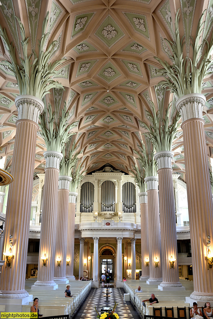 Leipzig Nikolaikirche. Erstbau 1170 romanisch. Umbau zur spätgotischen Hallenkirche im 15. und 16. Jhdt. Heutiger Innenraum von Stadtbaumeister Johann Friedrich Carl Dauthe 1784-1797. Orgel