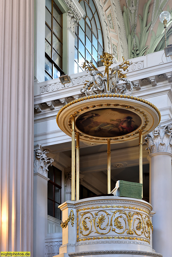 Leipzig Nikolaikirche. Erstbau 1170 romanisch. Umbau zur spätgotischen Hallenkirche im 15. und 16. Jhdt. Heutiger Innenraum von Stadtbaumeister Johann Friedrich Carl Dauthe 1784-1797. Kanzel