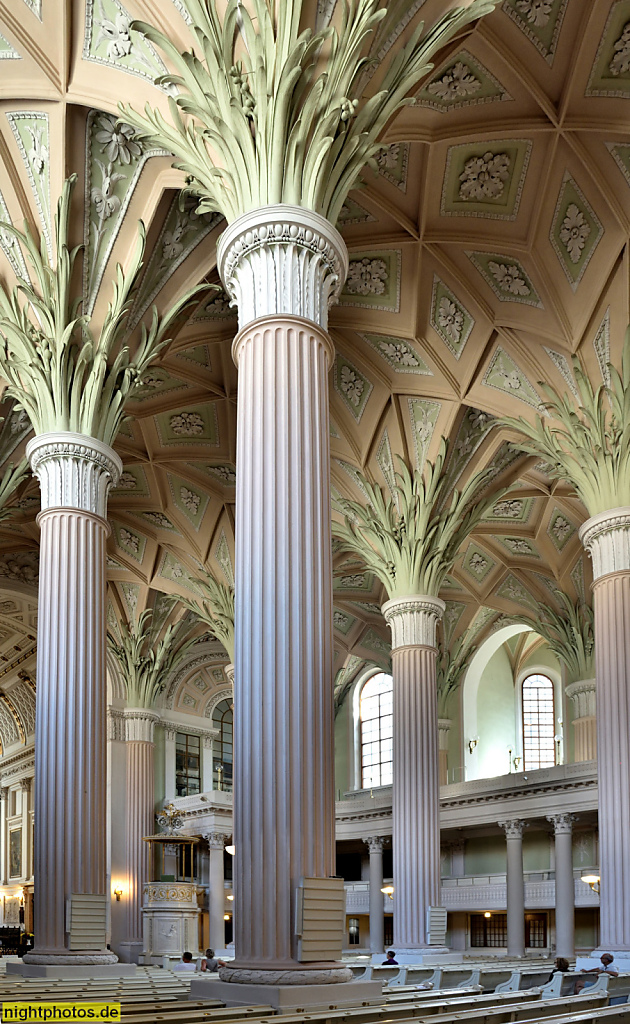 Leipzig Nikolaikirche. Erstbau 1170 romanisch. Umbau zur spätgotischen Hallenkirche im 15. und 16. Jhdt. Heutiger Innenraum von Stadtbaumeister Johann Friedrich Carl Dauthe 1784-1797. Haupt- und Seitenschiff