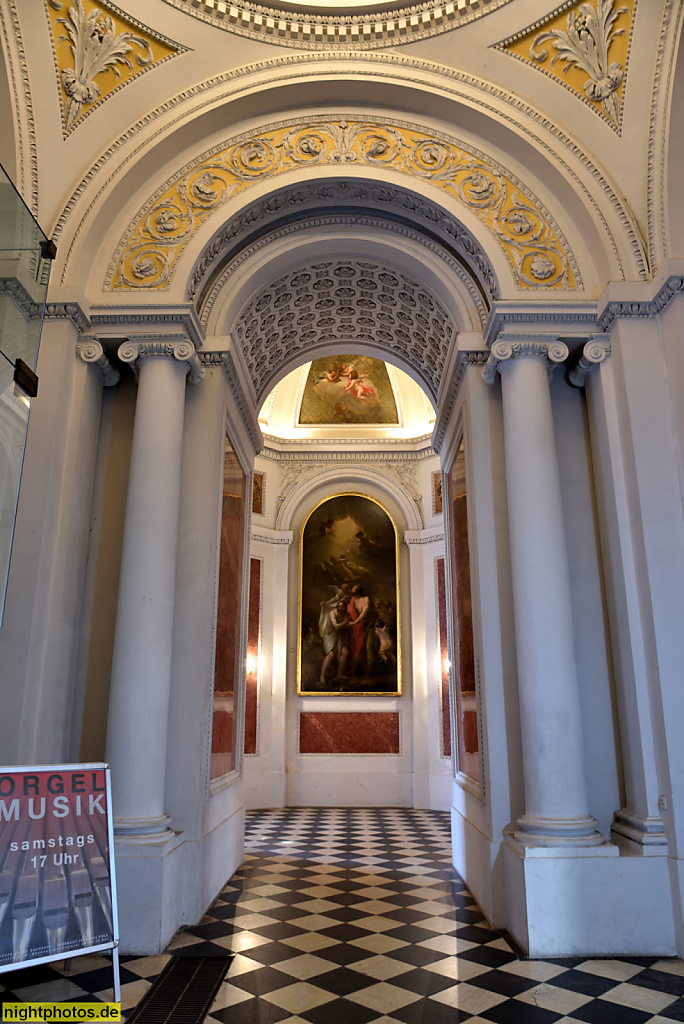 Leipzig Nikolaikirche. Erstbau 1170 romanisch. Umbau zur spätgotischen Hallenkirche im 15. und 16. Jhdt. Heutiger Innenraum von Stadtbaumeister Johann Friedrich Carl Dauthe 1784-1797. Vorraum mit Seitenkapellen