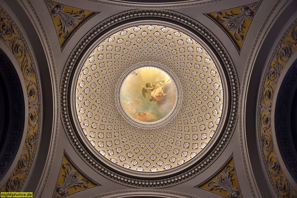 Leipzig Nikolaikirche. Erstbau 1170 romanisch. Umbau zur spätgotischen Hallenkirche im 15. und 16. Jhdt. Heutiger Innenraum von Stadtbaumeister Johann Friedrich Carl Dauthe 1784-1797. Kuppel mit Deckengemälde
