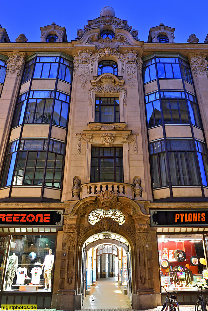 Leipzig Steibs Hof Nikolaistrasse erbaut als Pelzgewerbehaus 1907 von Baumeister Felix Steib mit neobarockem Sandsteindekor am Mittelrisalit