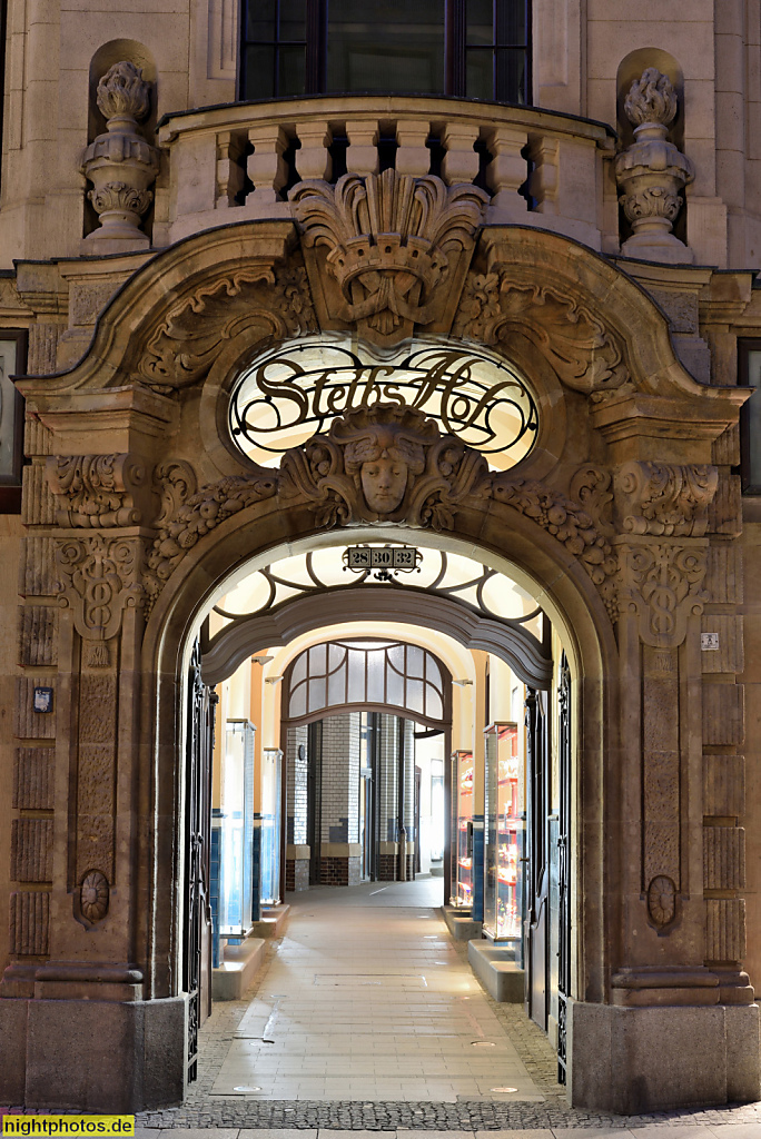 Leipzig Steibs Hof Nikolaistrasse erbaut als Pelzgewerbehaus 1907 von Baumeister Felix Steib mit neobarockem Sandsteindekor am Mittelrisalit