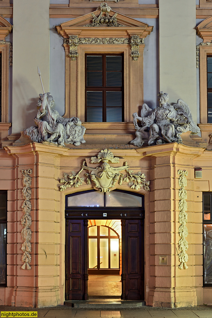 Leipzig Romanushaus erbaut 1701-1704 v Ratsmaurermeister Johann Gregor Fuchs fuer Buergermeister Franz Conrad Romanus. Stadtpalais in Leipziger Barockarchitektur. Portal Brühl mit Figuren der Minerva und Fama