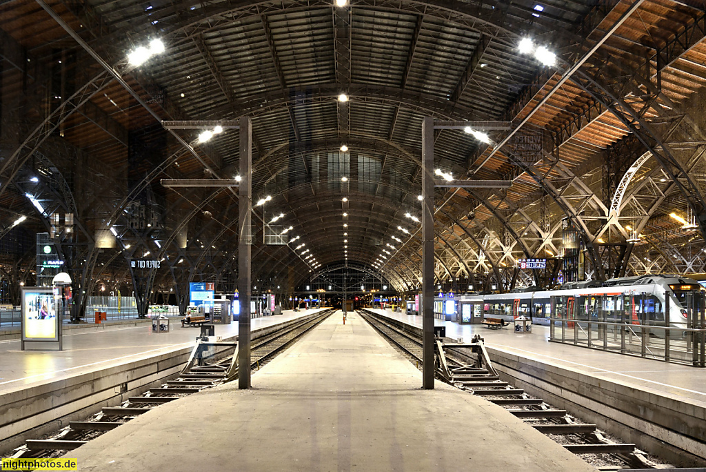 Leipzig Hauptbahnhof erbaut 1909-1915 von William Lossow und Max Hans Kuehne unter Projektleitung von Clemens Thieme. Kopfgleise