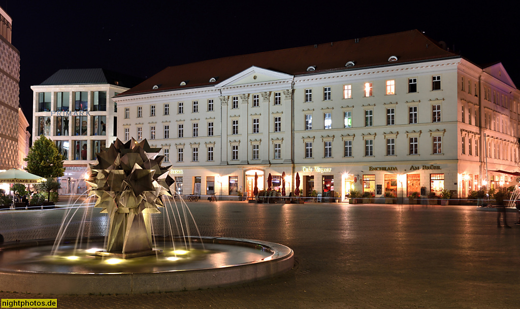 Leipzig Grosser Blumenberg erbaut als Bürgerhaus 1826-1832 von Stadtbaudirektor Albert Geutebrueck am Richard-Wagner-Platz im Stil des Klassizismus. Brunnenplastik 'Pusteblume' von Harry Müller 1970-1971
