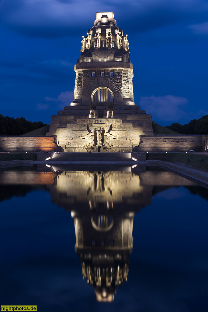 Leipzig Völkerschlachtdenkmal mit See der Tränen. Erbaut 1898-1912 von Bruno Schmitz für den Deutschen Patrioten-Bund unter Clemens Thieme. Aussenfläche aus Granitporphyr