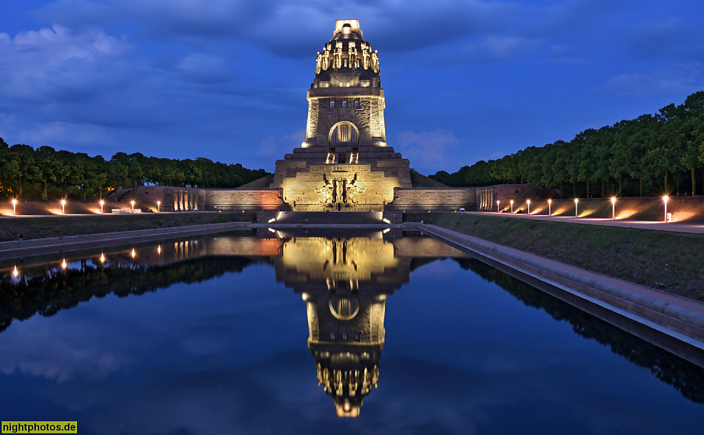 Leipzig Völkerschlachtdenkmal mit See der Tränen. Erbaut 1898-1912 von Bruno Schmitz für den Deutschen Patrioten-Bund unter Clemens Thieme. Aussenfläche aus Granitporphyr