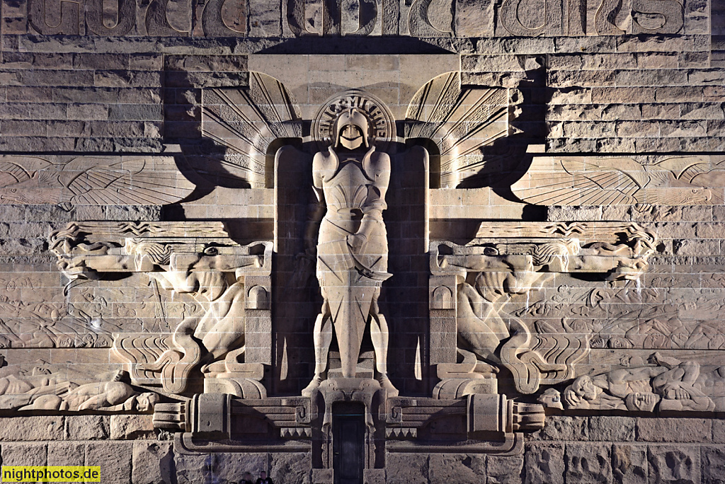 Leipzig Völkerschlachtdenkmal. Erbaut 1898-1912 von Bruno Schmitz für den Deutschen Patrioten-Bund unter Clemens Thieme. Erzengel Michael. Relief aus Granitporphyr