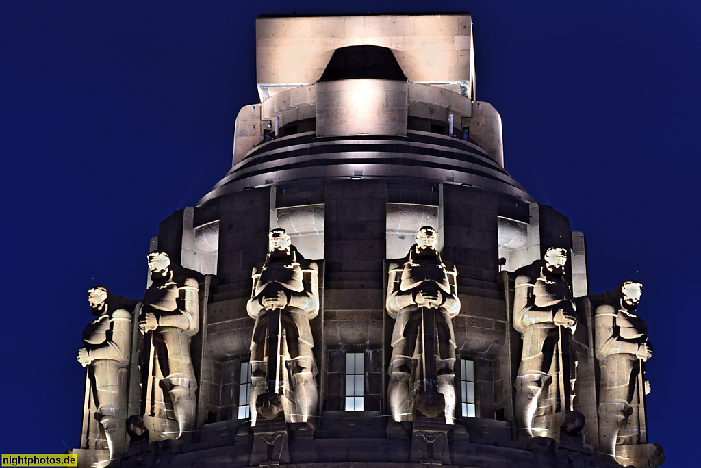 Leipzig Völkerschlachtdenkmal. Erbaut 1898-1912 von Bruno Schmitz für den Deutschen Patrioten-Bund unter Clemens Thieme. Turmkopf mit Ritterfiguren im Harnisch als Freiheitswächter