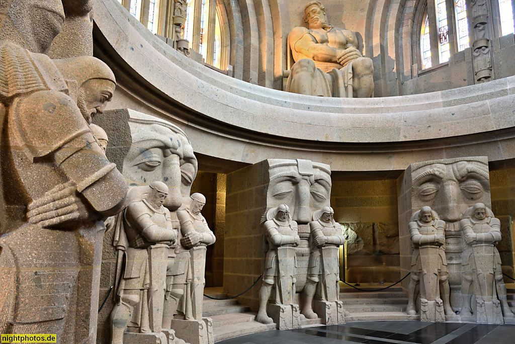 Leipzig Völkerschlachtdenkmal. Erbaut 1898-1912 von Bruno Schmitz für den Deutschen Patrioten-Bund unter Clemens Thieme. Krypta mit Totenwächter und Schicksalsmasken