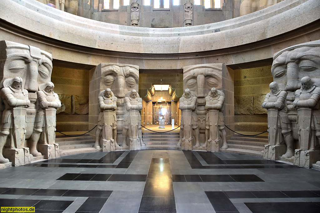 Leipzig Völkerschlachtdenkmal. Erbaut 1898-1912 von Bruno Schmitz für den Deutschen Patrioten-Bund unter Clemens Thieme. Krypta mit Totenwächter und Schicksalsmasken