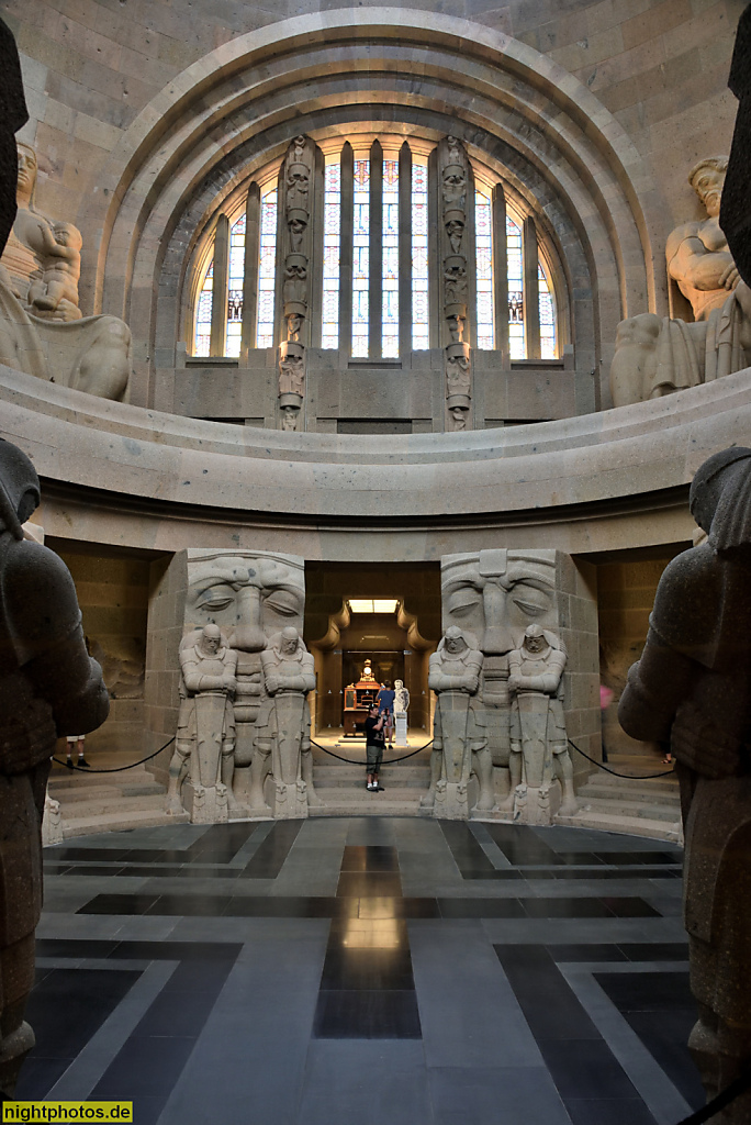 Leipzig Völkerschlachtdenkmal. Erbaut 1898-1912 von Bruno Schmitz für den Deutschen Patrioten-Bund unter Clemens Thieme. Krypta mit Totenwächter und Schicksalsmasken