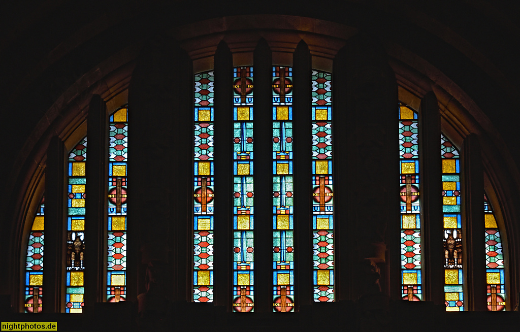 Leipzig Völkerschlachtdenkmal. Erbaut 1898-1912 von Bruno Schmitz für den Deutschen Patrioten-Bund unter Clemens Thieme. Krypta Rundbogenfenster mit Mosaikglas