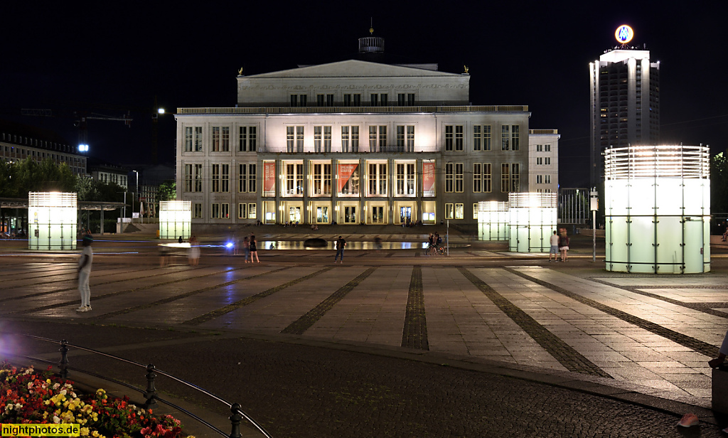 Leipzig Opernhaus erbaut 1956-1960 von Architekt Kunz Nierade und Bauingenieur Kurt Hemmerling am Augustusplatz. Fassade aus Elbsandstein. Reliefs von Walter Arnold. Dachschmuck goldene Friedenstauben