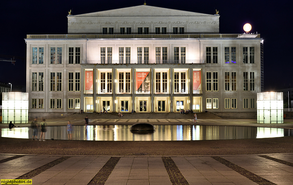 Leipzig Opernhaus erbaut 1956-1960 von Architekt Kunz Nierade und Bauingenieur Kurt Hemmerling am Augustusplatz. Fassade aus Elbsandstein. Reliefs von Walter Arnold. Dachschmuck goldene Friedenstauben