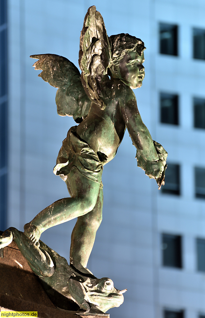 Leipzig Mendebrunnen erschaffen 1886 von Jacob Ungerer mit Figuren der griechischen Mythologie. Restauriert 1997-1998. Engelsputte auf Frosch