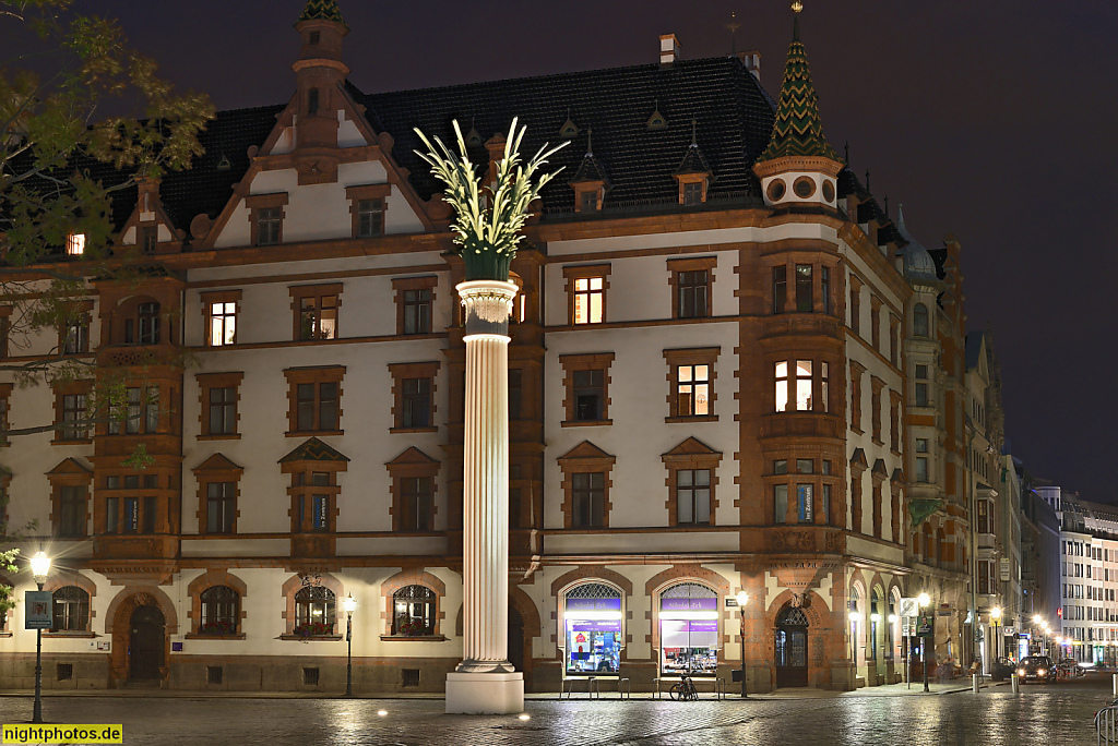 2019-07-27 25 Leipzig Nikolaikirchhof mit Nikolaisäule errichtet 1999. Replik einer Kirchensäule zur Erinnerung an die friedliche Revolution 1989