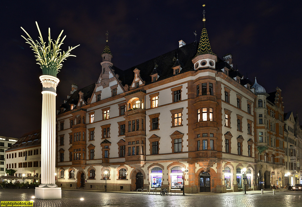 Leipzig Nikolaikirchhof mit Nikolaisäule errichtet 1999. Replik einer Kirchensäule zur Erinnerung an die friedliche Revolution 1989. Dahinter Predigerhaus erbaut 1886-1887 von Hugo Licht