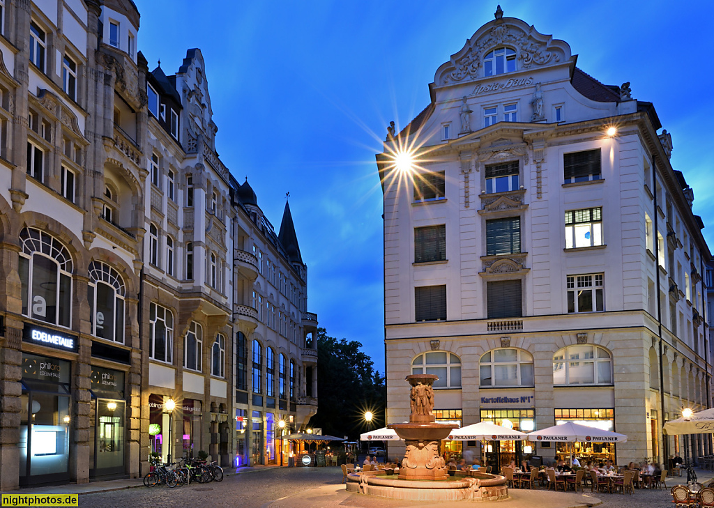 Leipzig Lipsiahaus erbaut 1910 von Wilhelm Becker für Bauherren Johannes Wetzold und Hermann Beyer. Lipsiabrunnen errichtet 1913 von Max Lange. Barfussgässchen 12