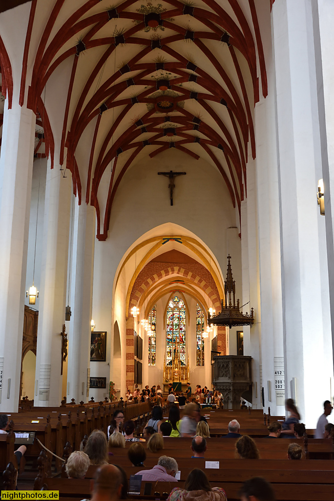 Leipzig Thomaskirche spätgotisch erbaut 1482-1496 von Claus Roder und Conrad Pflüger. Hauptschiff mit Netzrippengewölbe und Altarraum