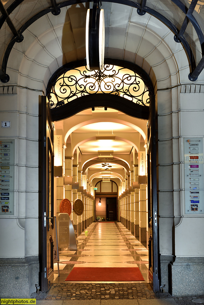 Leipzig Neumarktpassage im Städtischen Kaufhaus. Erstbau 1740-1744 von Friedrich Seltendorff. Umbau zum Mustermessehaus 1893-1901. Neobarock. Eingang Kupfergasse