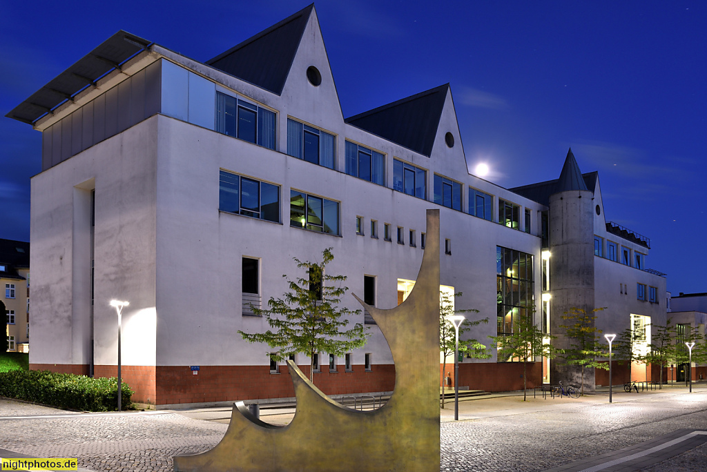 Fulda Hochschule Campus Leipziger Strasse. Skulptur 'Ebbinghaus Vergessenskurve' von Dolores Zinny und Juan Maidagan errichtet 2013. Dahinter Gebäude 33 Seminar- und Laborräume