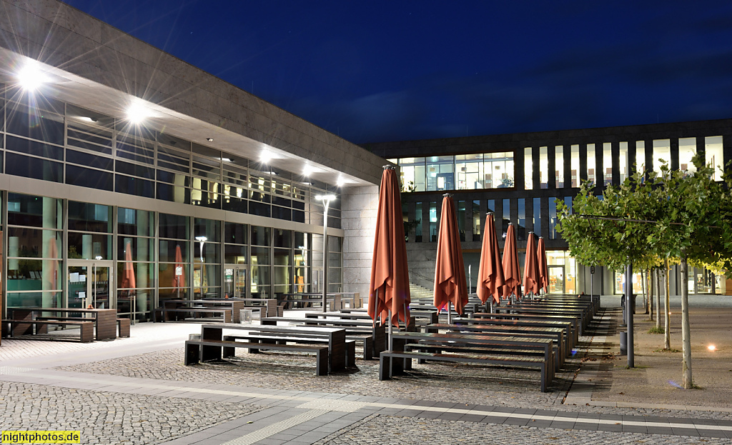 Fulda Hochschule Campus Leipziger Strasse. SSC Gebäude 10 und Mensa Gebäude 11 erbaut 2010-2013 von Atelier 30 Architekten GmbH Fischer-Creutzig und Mann Landschaftsarchitekten