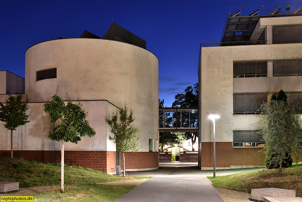 Fulda Hochschule Campus Leipziger Strasse. Gebäude 33 Rundbau Seminar- und Laborräume. Grünanlage