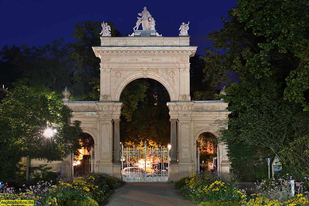 Berlin Pankow Bürgerpark Renaissanceportal errichtet 1865. Landschaftspark gestaltet 1863-1864 von Wilhelm Perring für Zeitungsverleger Hermann Killisch-Horn. Parkseite