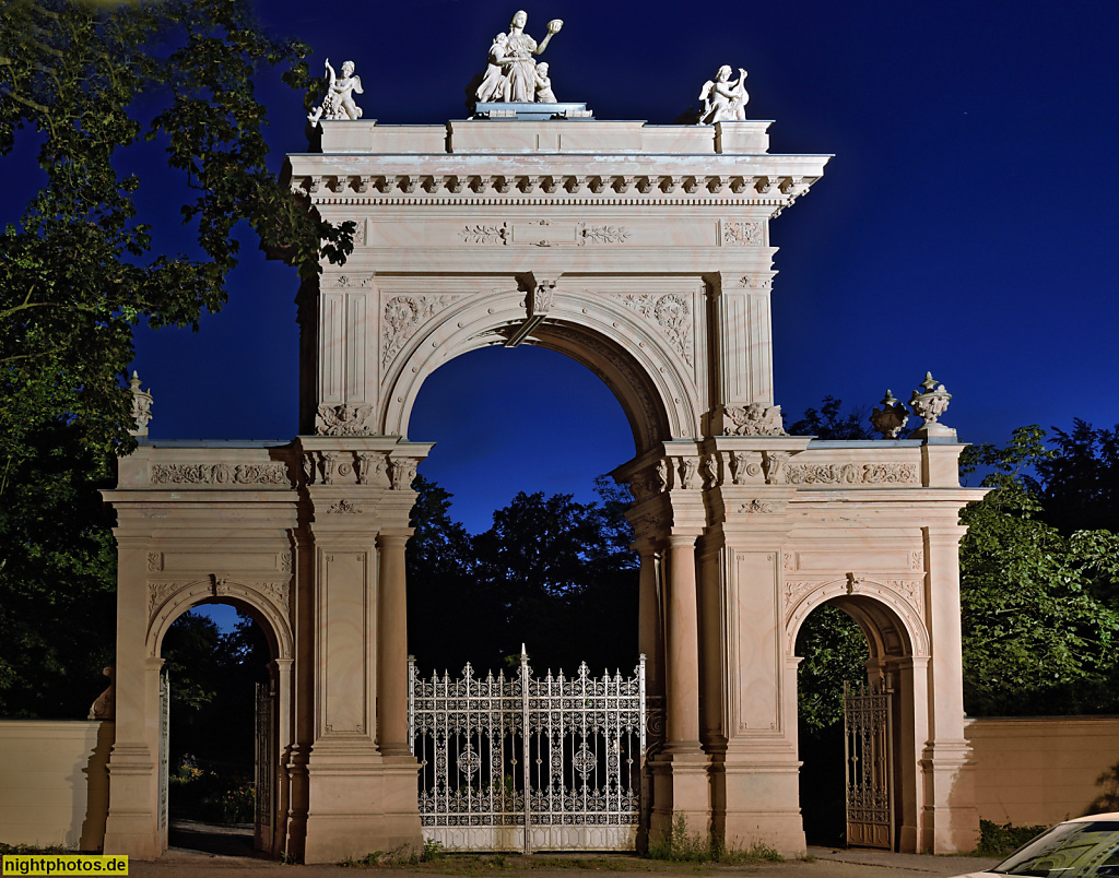 Berlin Pankow Buergerpark Renaissanceportal errichtet 1865. Landschaftspark gestaltet 1863-1864 von Wilhelm Perring für Zeitungsverleger Hermann Killisch-Horn. Strassenseite